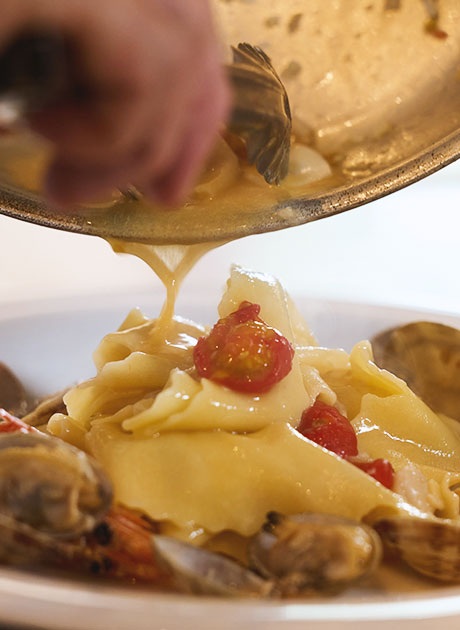 パスタ製造シーン